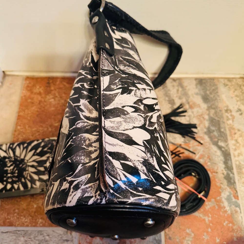 Beautiful Patricia Nash Otavia Sunflower Women's Distressed Leather Handbag! - Picture 5 of 13
